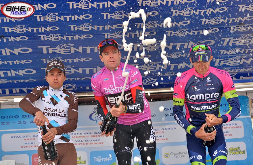 La stappata sul podio finale del Giro del Trentino © foto  DANIELE Mosna